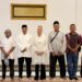 Gedung Daerah Jadi Momen Kebersamaan, Bupati Cen Sui Lan dan H. Raja Mustakim Berbagi untuk Insan Pers Natuna