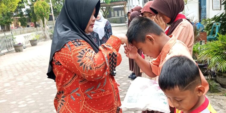 UPTD SDN 017961 Pulau Rakyat Tua Salurkan Bantuan Ramadhan Bersumber Dari Dana Infak Siswa dan guru