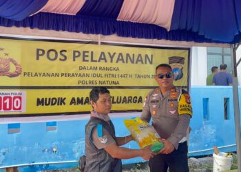 Sentuhan Humanis di Bulan Ramadhan, Kasatlantas Polres Natuna Apresiasi Buruh Pelabuhan Penagi dengan Bantuan Sembako