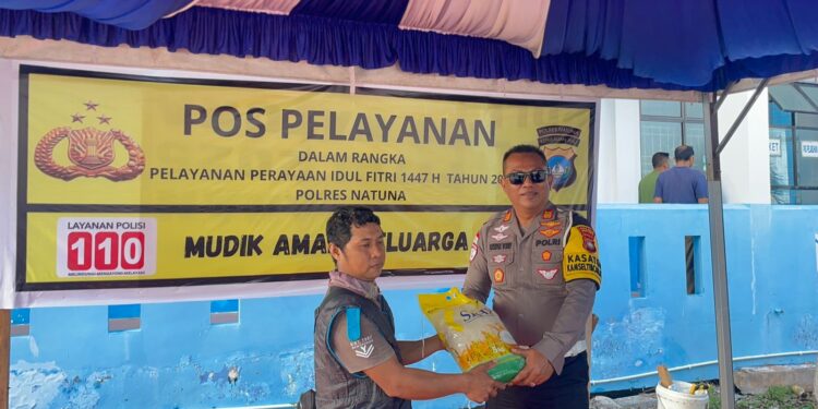 Sentuhan Humanis di Bulan Ramadhan, Kasatlantas Polres Natuna Apresiasi Buruh Pelabuhan Penagi dengan Bantuan Sembako