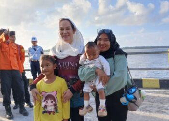 Disambut Antusias Pemudik, Warga Ajak Bupati Natuna Cen Sui Lan Foto Bersama di Pelabuhan Penagi