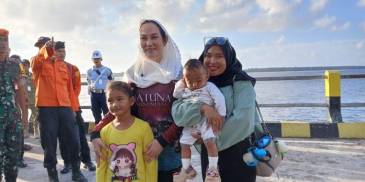 Disambut Antusias Pemudik, Warga Ajak Bupati Natuna Cen Sui Lan Foto Bersama di Pelabuhan Penagi