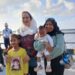 Disambut Antusias Pemudik, Warga Ajak Bupati Natuna Cen Sui Lan Foto Bersama di Pelabuhan Penagi