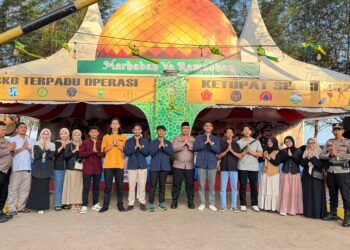 Polres Natuna dan Mahasiswa Berbagi Takjil, Perkuat Sinergi di Bulan Suci Ramadhan