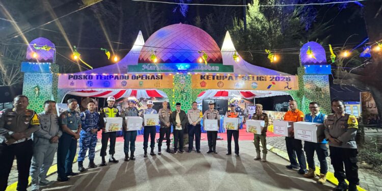 Kapolres Natuna Serahkan Tali Asih untuk Personel Gabungan, Apresiasi Dedikasi Jaga Kamtibmas Idulfitri 2026