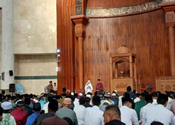 Bupati Cen Sui Lan Bersama Ribuan Jamaah Tunaikan Shalat Idul Fitri di Masjid Agung Baitul Izza Natuna