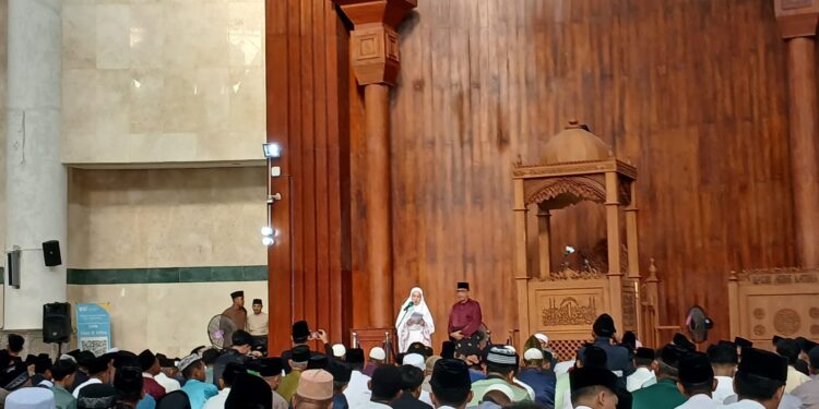 Bupati Cen Sui Lan Bersama Ribuan Jamaah Tunaikan Shalat Idul Fitri di Masjid Agung Baitul Izza Natuna
