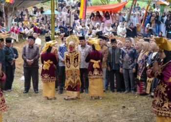 Bupati Solok Hadiri Tradisi Lapeh Kawua dan Tolak Bala di Tanjung Bajulai Nagari Simanau