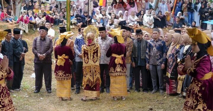 Bupati Solok Hadiri Tradisi Lapeh Kawua dan Tolak Bala di Tanjung Bajulai Nagari Simanau