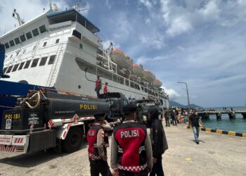 Wujud Sinergitas, Polres Natuna Antar 8 Ton Air Bersih untuk KM Bukit Raya