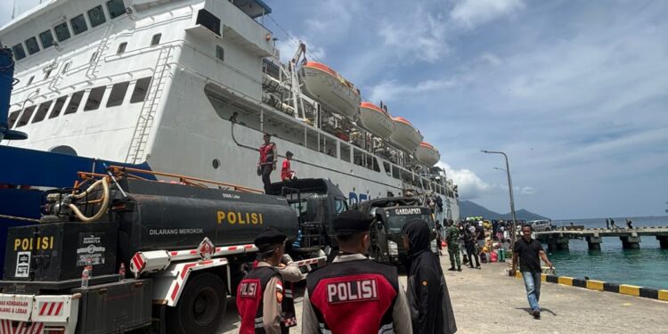 Wujud Sinergitas, Polres Natuna Antar 8 Ton Air Bersih untuk KM Bukit Raya