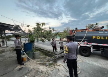 Polres Natuna Distribusikan 10 Ton Air Bersih ke Desa Harapan Jaya, Kapolres: Bentuk Kepedulian untuk Masyarakat