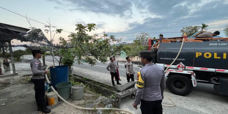 Polres Natuna Distribusikan 10 Ton Air Bersih ke Desa Harapan Jaya, Kapolres: Bentuk Kepedulian untuk Masyarakat
