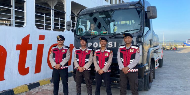 Polres Natuna Salurkan 8 Ton Air Bersih untuk Kapal Roro Bahtera Nusantara 01