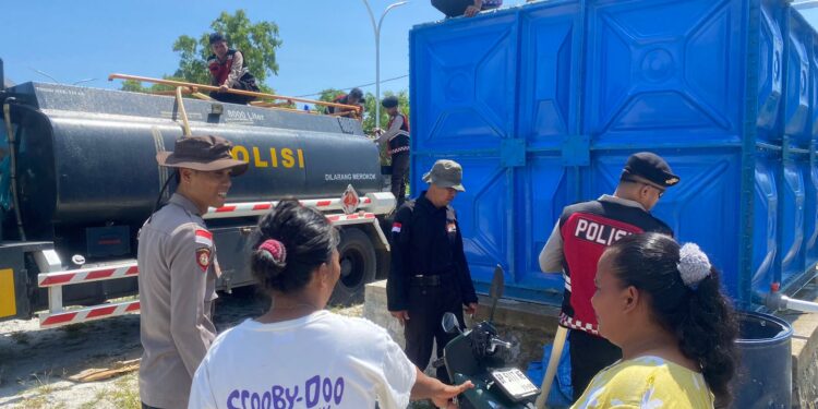 Polres Natuna Salurkan 8 Ton Air Bersih untuk Warga Kampung Nelayan Puak