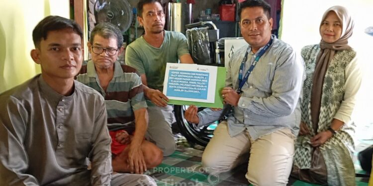 PT TIMAH Serahkan Bantuan Kursi Roda untuk Warga Teluk Radang, Ringankan Aktivitas Sehari-hari
