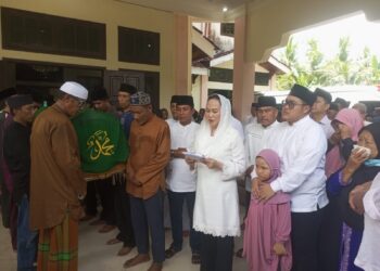 Bupati Natuna Cen Sui Lan Sampaikan Penghormatan Terakhir untuk Mantan Bupati Daeng Rusnadi