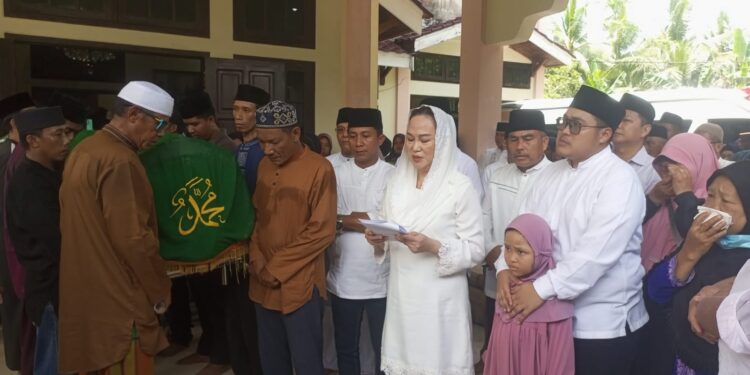 Bupati Natuna Cen Sui Lan Sampaikan Penghormatan Terakhir untuk Mantan Bupati Daeng Rusnadi
