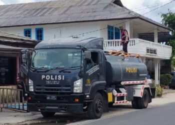 5 Hari Tanpa Air, Personel Polres Natuna Turun Langsung Antar Bantuan ke Rumah Warga