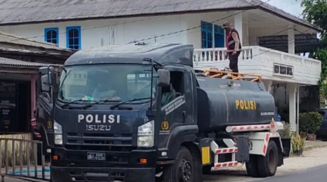 5 Hari Tanpa Air, Personel Polres Natuna Turun Langsung Antar Bantuan ke Rumah Warga