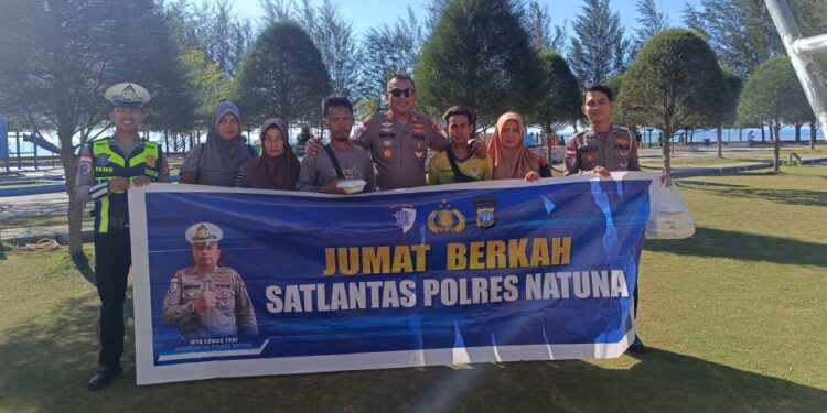 Kasatlantas Polres Natuna Tebar Kepedulian Lewat Jumat Berkah untuk Petugas Kebersihan Pantai