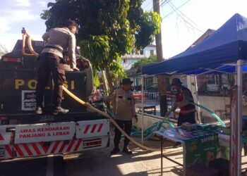 Warga Ranai Kesulitan Air, Mobil Tangki Polres Natuna Keliling Salurkan Bantuan