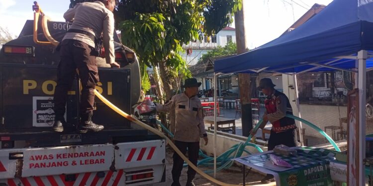 Warga Ranai Kesulitan Air, Mobil Tangki Polres Natuna Keliling Salurkan Bantuan