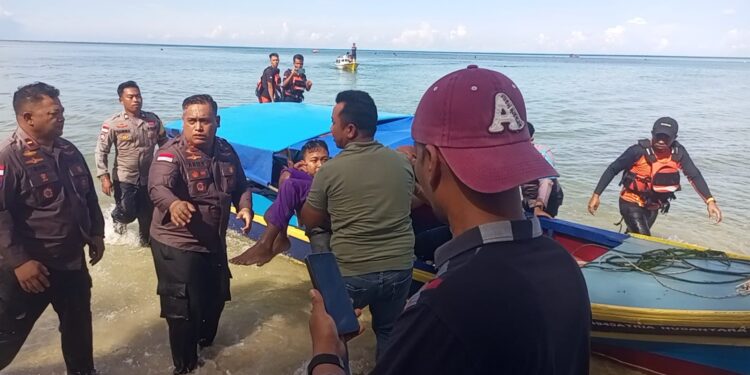 Kapolres Natuna Turun Tangan Saat Tiga Anak Tenggelam di Pantai Piwang Natuna