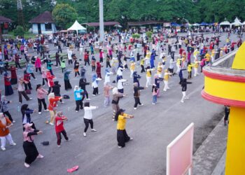 Pemerintah Kabupaten Solok Gelar Gerak Jalan Santai dan Senam Bersama di GOR Batubatupang Kotobaru