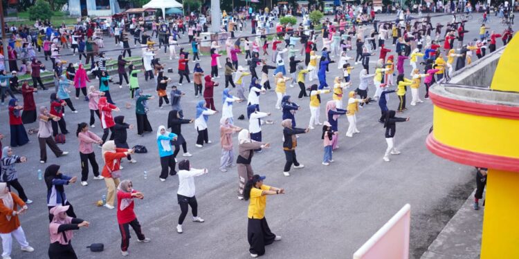 Pemerintah Kabupaten Solok Gelar Gerak Jalan Santai dan Senam Bersama di GOR Batubatupang Kotobaru