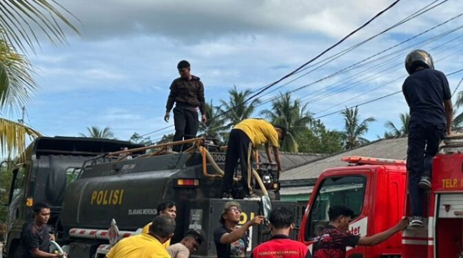 Damkar, Mobil Tangki dan Water Cannon Polres Natuna Bergerak Cepat Padamkan Kebakaran Kos-Kosan di Padang Kurak
