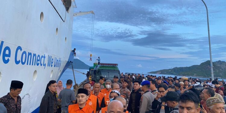 Kejari Natuna dan Polisi Kawal 15 Tahanan Lewat Jalur Laut Selama 30 Jam Menuju Lapas di Kepri