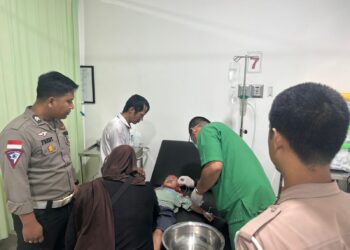 Kasat Lantas Polres Natuna Sigap Selamatkan Keluarga Korban Laka Tunggal di Simpang Bandarsyah