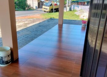 Masyarakat Depan Gedung Nasional Dabo Singkep Miminta, Penyimpanan BBM Milik AX Dipemukiman Padat Penduduk Ditertibkan