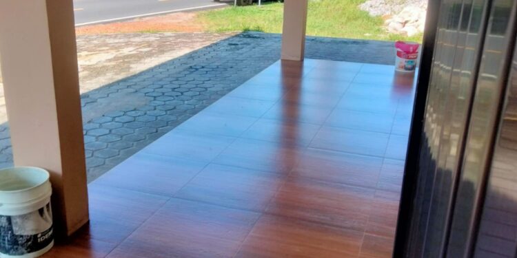 Masyarakat Depan Gedung Nasional Dabo Singkep Miminta, Penyimpanan BBM Milik AX Dipemukiman Padat Penduduk Ditertibkan