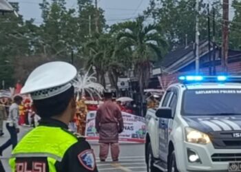 Satlantas Polres Natuna Kawal Pawai Hardiknas, Ratusan Pelajar SDN 001 Bunguran Timur Berjalan Aman dan Tertib