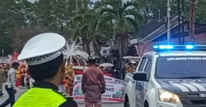 Satlantas Polres Natuna Kawal Pawai Hardiknas, Ratusan Pelajar SDN 001 Bunguran Timur Berjalan Aman dan Tertib