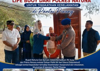 HUT Bhayangkara ke-80, Kapolres Natuna Serahkan Pelampung Penyelamat kepada Bupati untuk Pengamanan Wisata Pantai Piwang