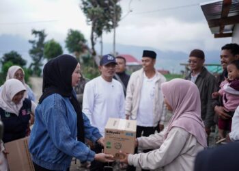 ‎Bupati Solok Tinjau dan Salurkan Bantuan bagi Keluarga Korban Kebakaran di Kecamatan Lembah Gumanti