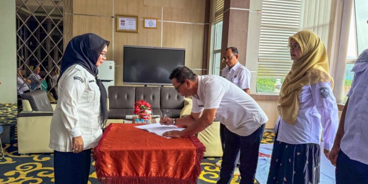 Serah Terima Jabatan Sekretaris dan Kabid Diskominfo Kabupaten Solok Berlangsung Khidmat