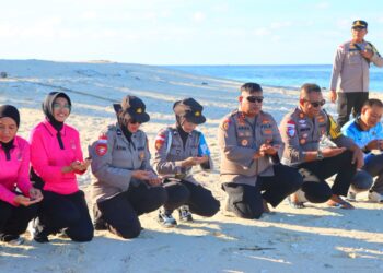 Kapolres Natuna Komitmen Wujudkan “Gerakan Indonesia Asri”,Pulau Senoa Kembali Hijau Lewat Pelepasan 100 Tukik dan Aksi Bersih Sampah Terpadu