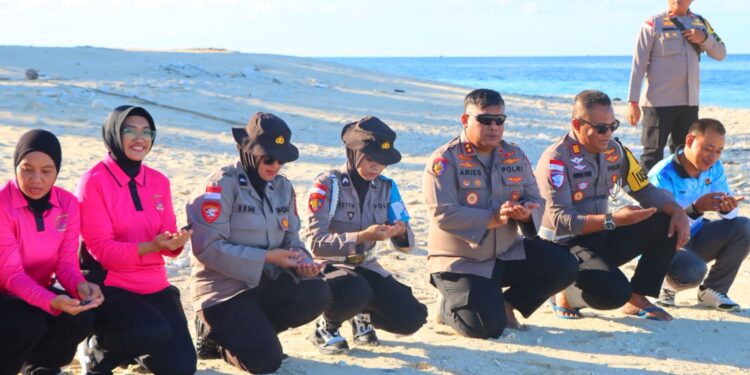 Kapolres Natuna Komitmen Wujudkan “Gerakan Indonesia Asri”,Pulau Senoa Kembali Hijau Lewat Pelepasan 100 Tukik dan Aksi Bersih Sampah Terpadu