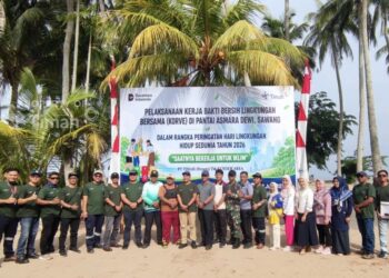 PT TIMAH Tanam Pohon dan Bersihkan Pantai Asmara Dewi di Karimun