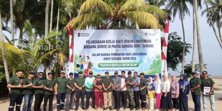 PT TIMAH Tanam Pohon dan Bersihkan Pantai Asmara Dewi di Karimun