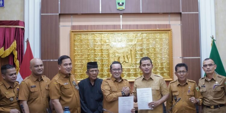 Bupati Solok dan Tanah datar Hadiri Penetapan Batas Wilayah kedua Kabupaten yang di fasilitasi Gubernur sumbar
