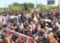 Ratusan Massa Unras Depan Kantor Bupati Asahan,Tuntut Pembangunan Infrastruktur Jalan di Kecamatan Bandar Pulau
