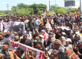 Ratusan Massa Unras Depan Kantor Bupati Asahan,Tuntut Pembangunan Infrastruktur Jalan di Kecamatan Bandar Pulau