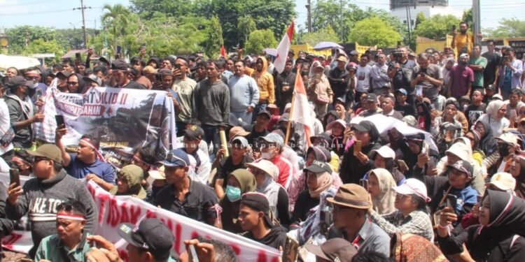 Ratusan Massa Unras Depan Kantor Bupati Asahan,Tuntut Pembangunan Infrastruktur Jalan di Kecamatan Bandar Pulau
