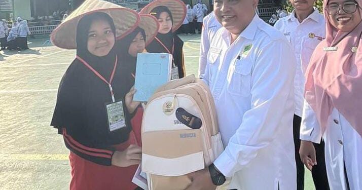 Melalui 𝙋𝙧𝙤𝙜𝙧𝙖𝙢 𝘽𝙚𝙧𝙗𝙖𝙜𝙞 𝙋𝙚𝙧𝙡𝙚𝙣𝙜𝙠𝙖𝙥𝙖𝙣 𝙎𝙚𝙠𝙤𝙡𝙖𝙝, Kemenag Sosel Bagikan 𝟭𝟮.𝟰𝟳𝟭 𝙠𝙚 𝙨𝙞𝙨𝙬𝙖 𝙈𝙖𝙙𝙧𝙖𝙨𝙖𝙝