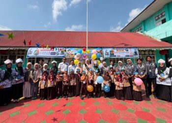 Bunda Guru PGRI Kabupaten Solok, Ny Nia Jon Firman Pandu Hadiri Kegiatan MPLS Ramah di SDN 10 Koto Baru